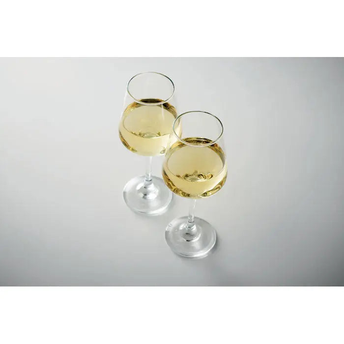 Set 2 pahare de vin din sticla clara, cu vin alb galben deschis si picior subtire, baza rotunda eleganta