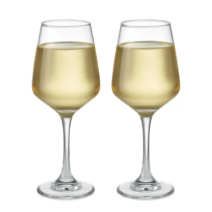 Set 2 pahare de vin din sticla clara cu lichid galben pal, cu picior subtire si baza circulara