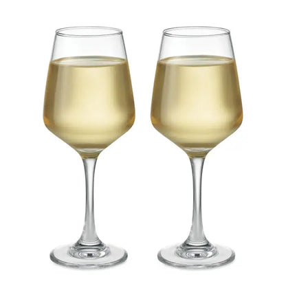 Set 2 pahare de vin din sticla clara cu lichid galben pal, cu picior subtire si baza circulara
