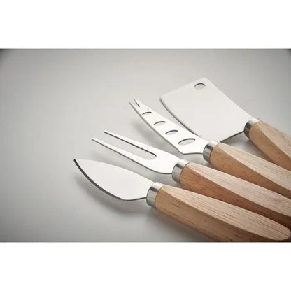 Set 4 cutite pentru branza din otel inoxidabil cu manere din lemn deschis pentru servirea branzei