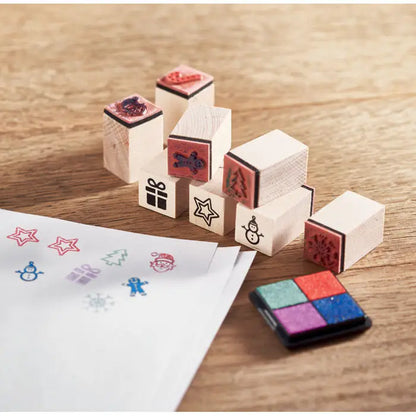 Set 8 timbre din lemn de craciun cu culori vii pentru aplicatii festive pe hartie si materiale creative
