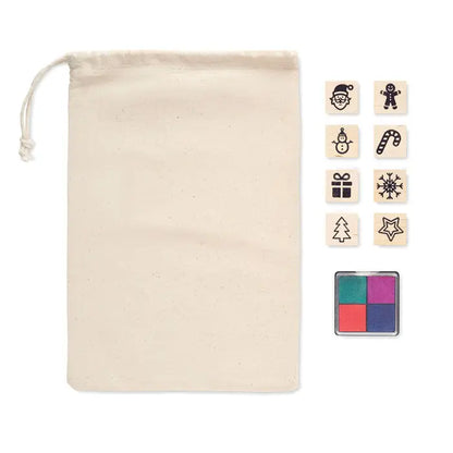 Set 8 timbre din lemn de craciun cu sac din panza bej si modele negre tematice de sarbatori lângă cerneluri colorate