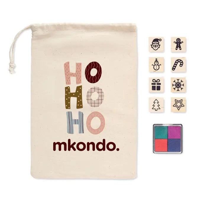 Beige sac din pânză cu șnur decorat cu design colorat ho ho ho și marca mkondo pentru set 8 timbre din lemn de Craciun