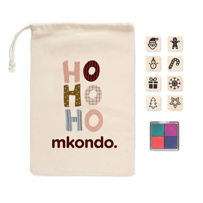 Beige sac din pânză cu șnur decorat cu design colorat ho ho ho și marca mkondo pentru set 8 timbre din lemn de Craciun