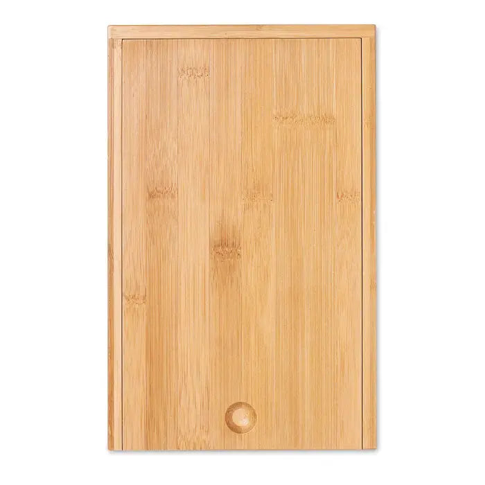 Tocator de bambus maro deschis cu model subtil de lemn si buton rotund pentru set branza si vin