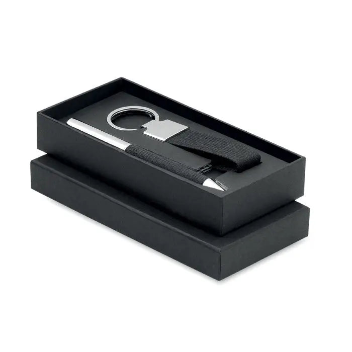 Set cadou 2 piese cu breloc negru cu clips metalic argintiu si curea texturata din material textil