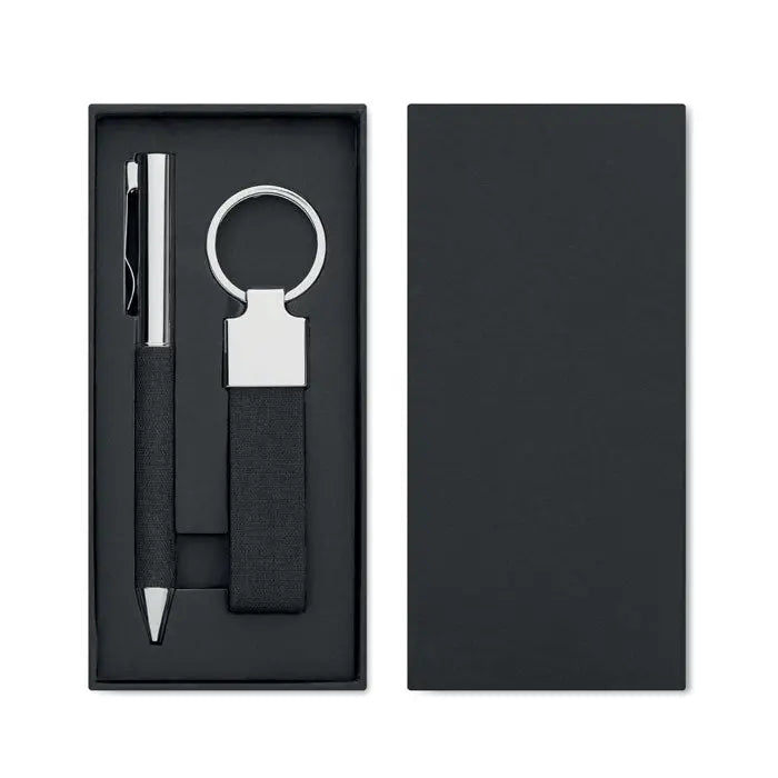 Set cadou 2 piese in cutie cu pix negru texturat cu accente metalice argintii si breloc negru cu inel argintiu lustruit