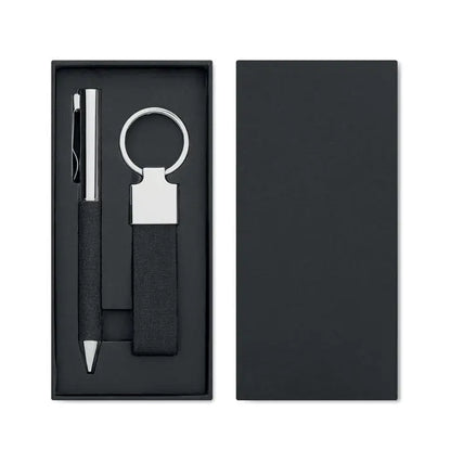 Set cadou 2 piese in cutie cu pix negru texturat cu accente metalice argintii si breloc negru cu inel argintiu lustruit