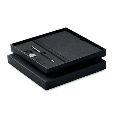 Set cadou 3 piese in cutie cu carnet negru din piele, pix argintiu si breloc intr-o cutie eleganta neagra