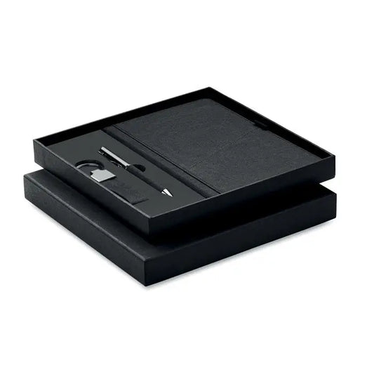Set cadou 3 piese in cutie cu carnet negru din piele, pix argintiu si breloc intr-o cutie eleganta neagra