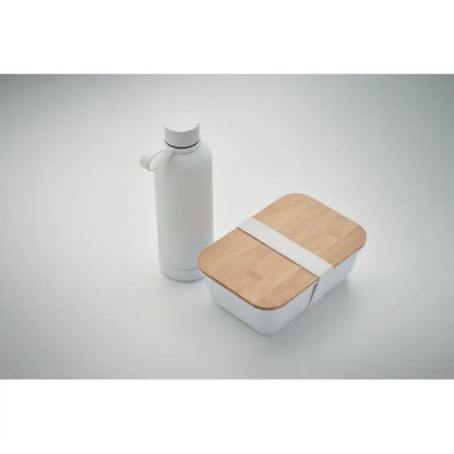 Sticlă de apă izolată albă cu design minimalist și capac din bambus în set cadou cu sticle și cutie de prânz