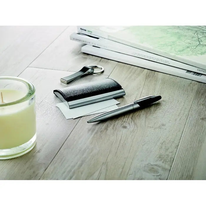 Set cadou de afaceri cu suport carti de vizita negru texturat cu margini metalice argintii