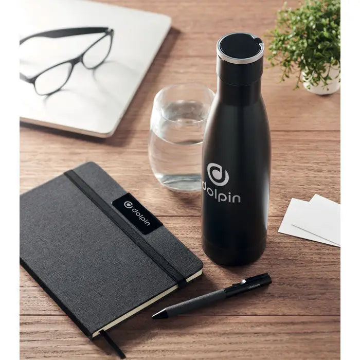 Sticlă de apă izolată neagră cu logo și capac argintiu design modern în set cadou de lux din 3 piese