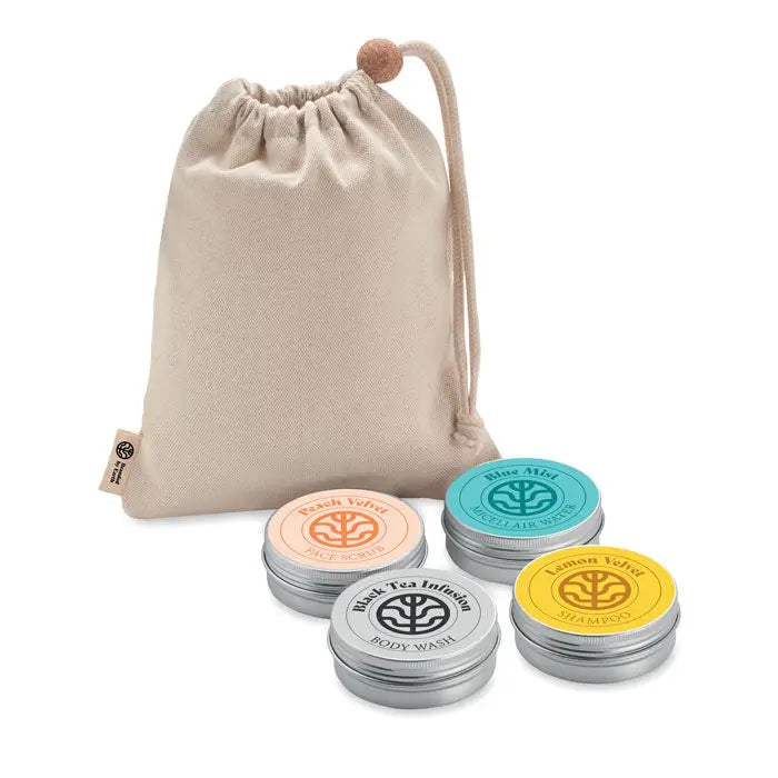 Beige sac de pânză cu șnur, toggle din lemn și etichetă mică în set cadou vegan de călătorie