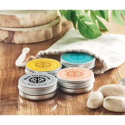 Set cadou vegan de călătorie cu patru cutii rotunde colorate din metal cu capace argintii pentru produse skincare și haircare