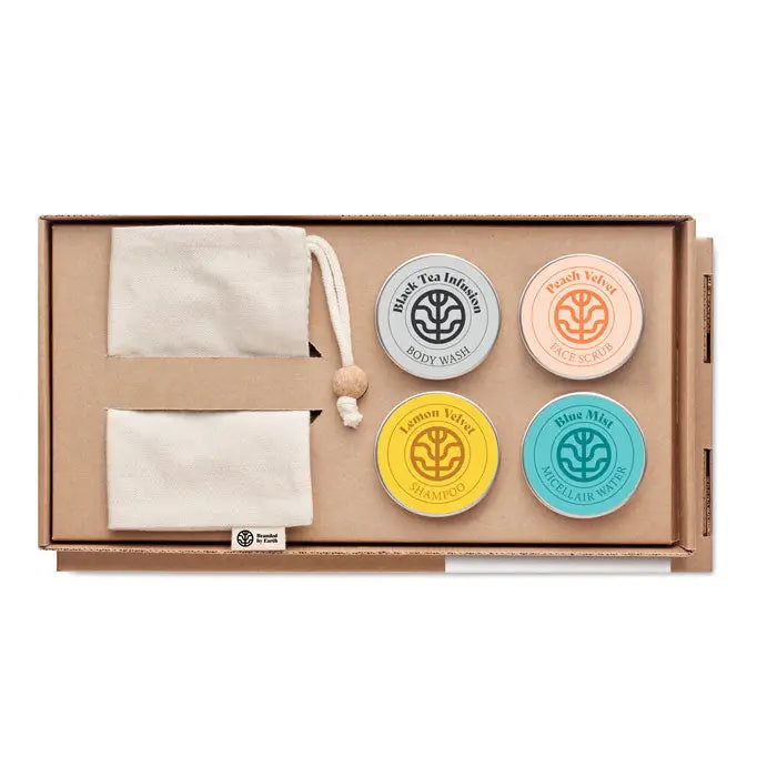 Set cadou vegan de calatorie cu patru bilete solide colorate pentru sampon si gel de dus in cutie de carton cu saculeti textile