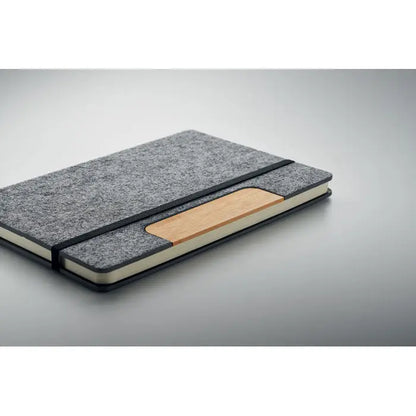 Set caiet a5 rpet gri din fetru cu semn de carte din lemn si elastic negru pentru fixare