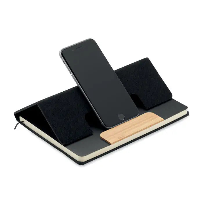 Caiet a5 rpet negru cu accent de lemn si suport integrat pentru telefon