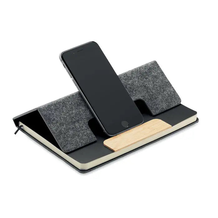 Telefon negru pe un organizator de birou minimalist set caiet A5 RPET cu compartimente gri din fetru si accent lemn deschis