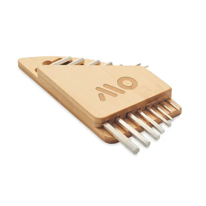 Kalimba din lemn maro deschis cu tije metalice argintii si logo-ul olio gravat cu laser