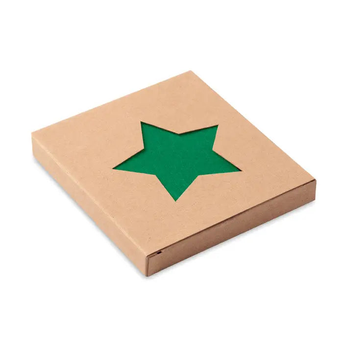 Set coaster din pasla rpet cu cutout verde in forma de stea pe cutie patrată maro din carton