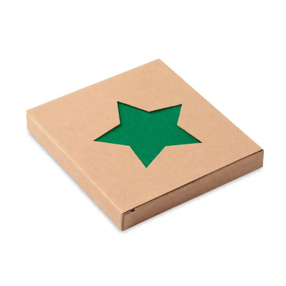 Set coaster din pasla rpet cu cutout verde in forma de stea pe cutie patrată maro din carton