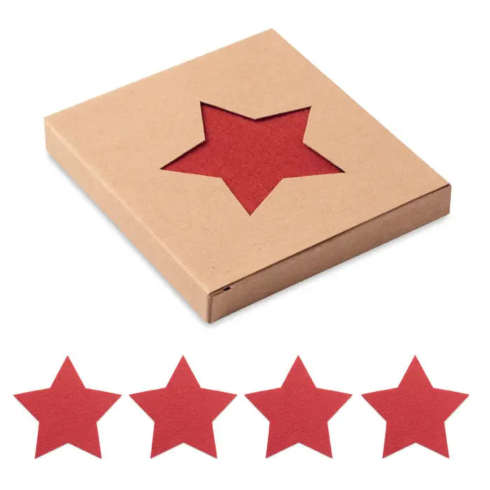 Set coaster din pasla rpet 4 cu cutout rosu in forma de stea pe o cutie maro patrata din carton