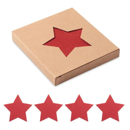 Set coaster din pasla rpet 4 cu cutout rosu in forma de stea pe o cutie maro patrata din carton