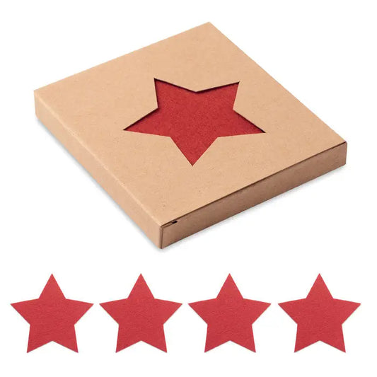 Set coaster din pasla rpet 4 cu cutout rosu in forma de stea pe o cutie maro patrata din carton