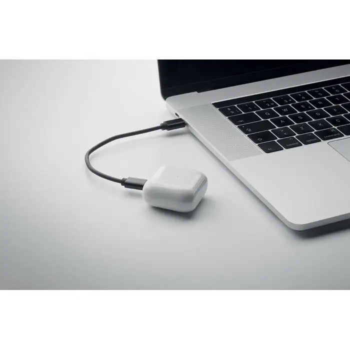 Carcasa de incarcare alba apple airpods conectata la cablu usb-c negru in set conector de cablu 4 in 1 15w