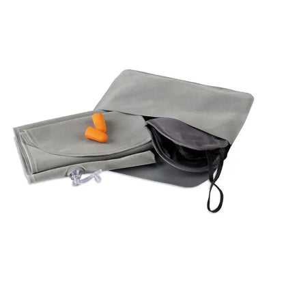 Organizator de călătorie gri din material textil cu compartiment cu fermoar și curea neagră atașată pentru set cu dopuri de masca pentru ochi