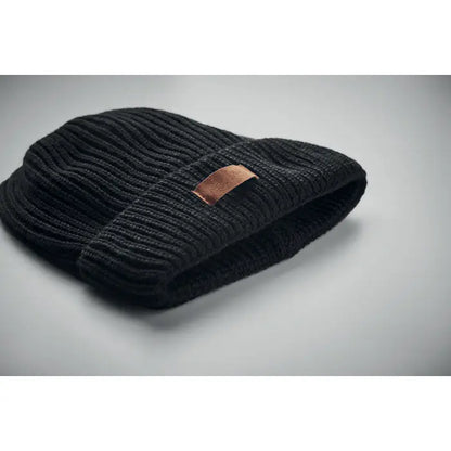 Set de 3 piese de iarna rpet cu caciula neagra din tricot cu aspect striat si patch maro din piele pe marginea pliată