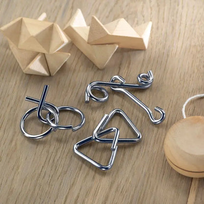 Set de 3 teasers-uri metalice argintii cu piese de puzzle din metal lucios si forme geometrice interblocabile
