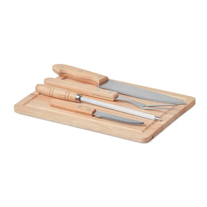 Set de 4 accesorii pentru gratar cu tocator din lemn si 3 cutite si o furculita cu manere deschise si lame din inox