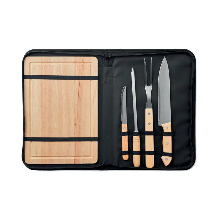 Set de 4 accesorii pentru gratar cu tocator din lemn deschis si curele negre in husa neagra cu tacamuri asortate
