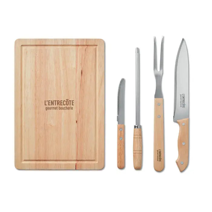 Set de 4 accesorii pentru gratar din lemn deschis cu tocator gravat si ustensile cu manere din lemn