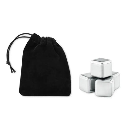 Set de 4 cuburi de gheata inox lustruite argintii in punga neagra din catifea cu siret