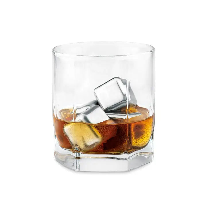 Clear pahar de whisky umplut cu lichid ambrat si cuburi de gheata inox din set de 4 in punga