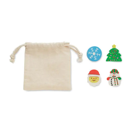 Set de 4 radiere de craciun cu saculet bej de bumbac si radiere festive in forme de fulg, brad, mos craciun si om de zapada