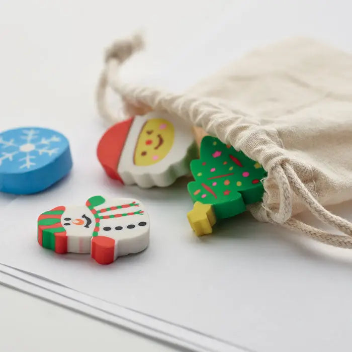 Set de 4 radiere de craciun colorate in forme festive de om de zapada, caciula lui mos craciun si brazi