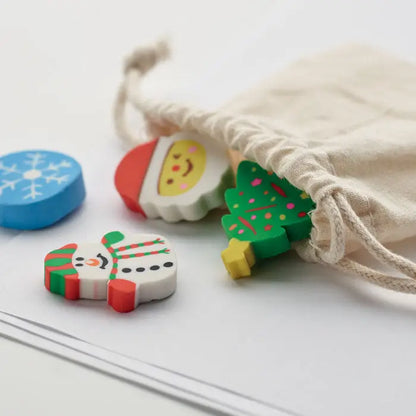 Set de 4 radiere de craciun colorate in forme festive de om de zapada, caciula lui mos craciun si brazi