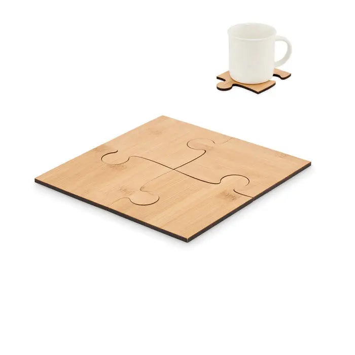 Set de 4 suporturi puzzle din bambus culoare maro deschis cu o piesa mai mica tinand o ceasca alba din ceramica