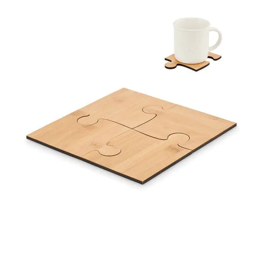 Set de 4 suporturi puzzle din bambus culoare maro deschis cu o piesa mai mica tinand o ceasca alba din ceramica