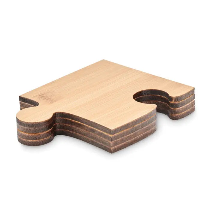 Set de 4 suporturi puzzle din bambus maro deschis cu finisaj natural si forma de piese de puzzle