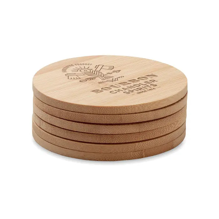 Set de 6 suporturi rotunde din bambus cu logo bourbon chandler spirits si design cu topoare incrucisate gravate
