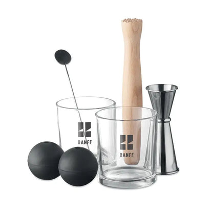 Set de 7 piese cocktail cu pahare din sticlă transparentă cu logo negru banff, muddler din lemn și jigger inox