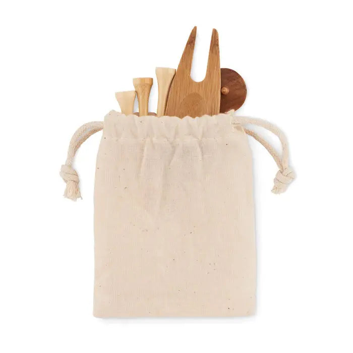 Set de accesorii de golf in husa beige din panza cu accesorii de golf din lemn inside