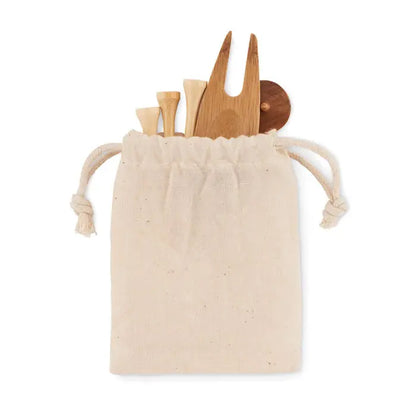 Set de accesorii de golf in husa beige din panza cu accesorii de golf din lemn inside