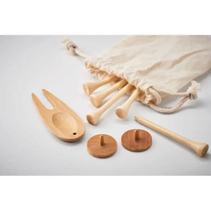 Set de accesorii de golf cu tee-uri din lemn deschis si scule pentru divot in husa natur din panza