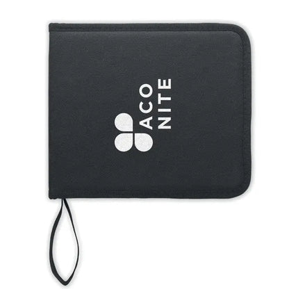 Set de arta de 40 de piese in carcasa portofoliu din material textil negru cu logo alb aconite si prindere neagra pentru incheietura